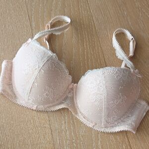 Elegant Lace Underwire Bra in Light Pink